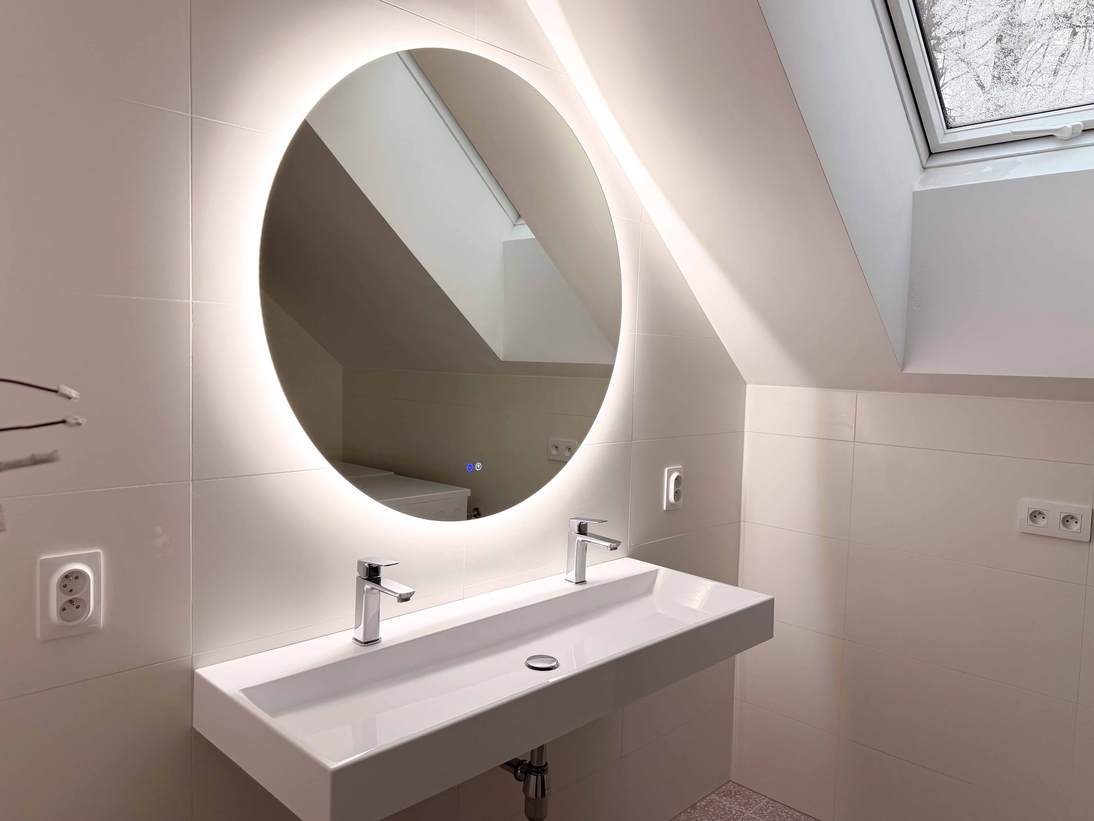 Růžovo bíla koupelna